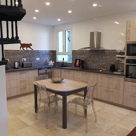 Chez Perle A Levie, Entier De Type T4